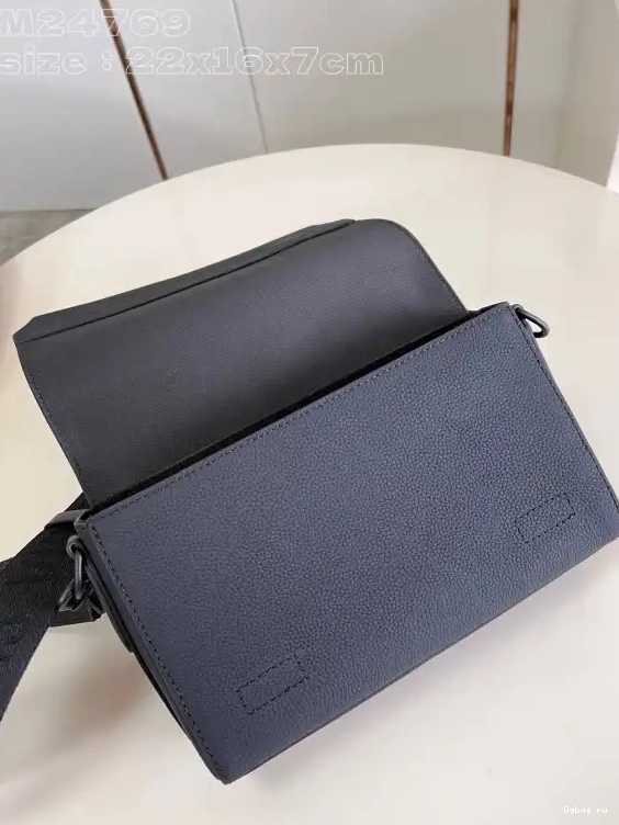 LOUIS VUITTON Messenger Takeoff PM-22*16.5*7CM 0428